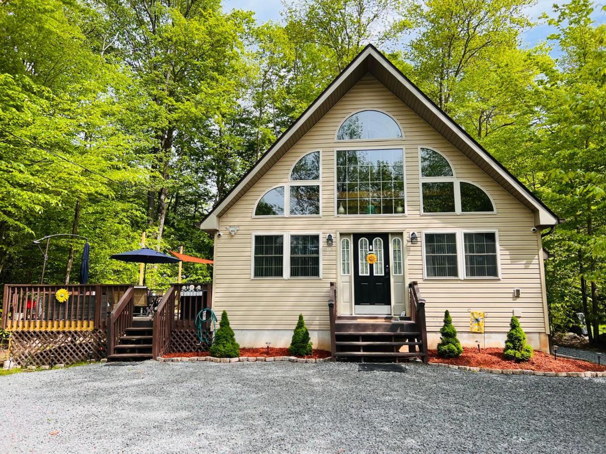 Chalet Nature Escape Resort: Lakeside Retreat With Private Deck And Hot Tub Thornhurst