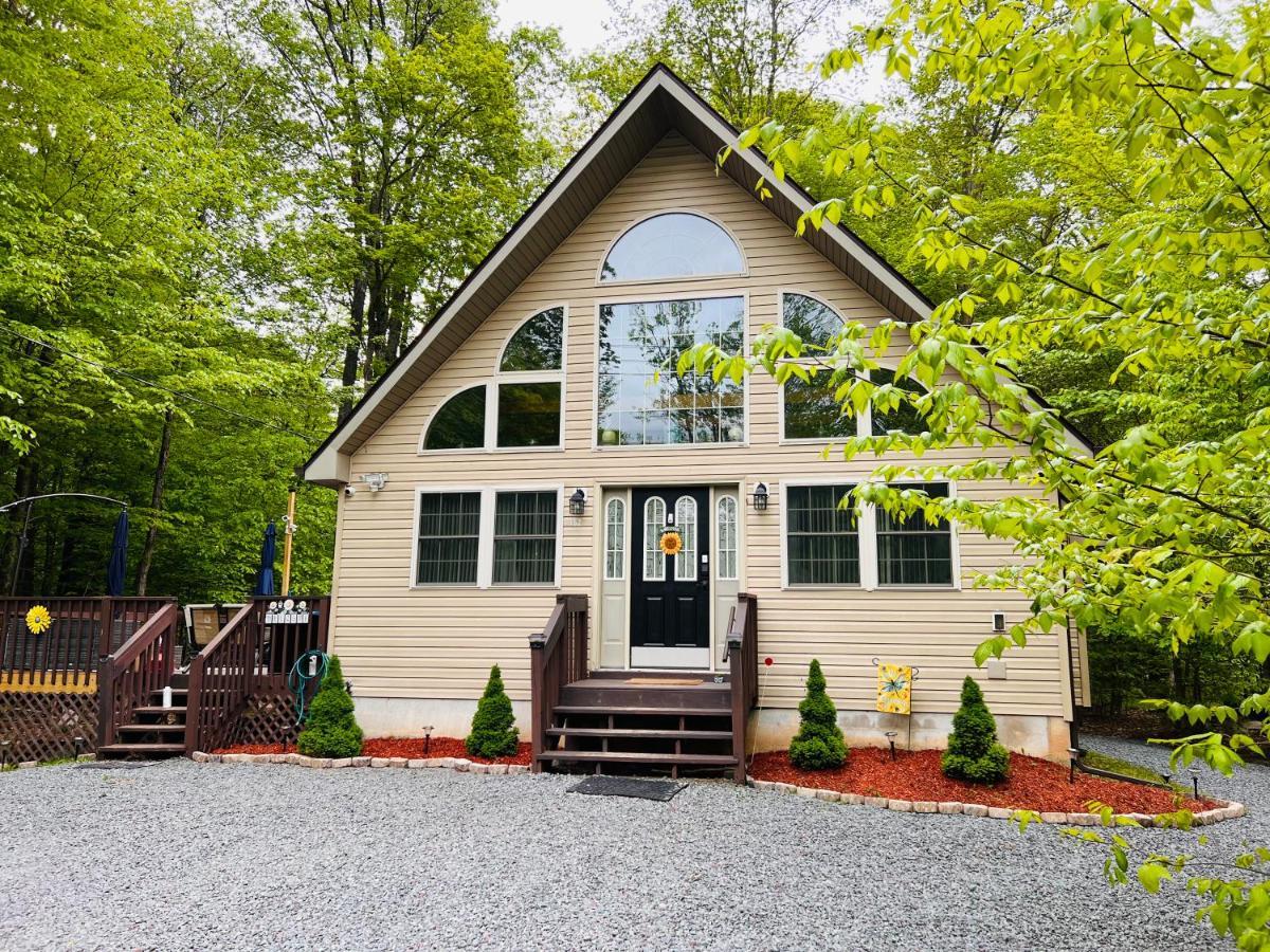 Nature Escape Resort: Lakeside Retreat With Private Deck And Hot Tub Chalet Thornhurst