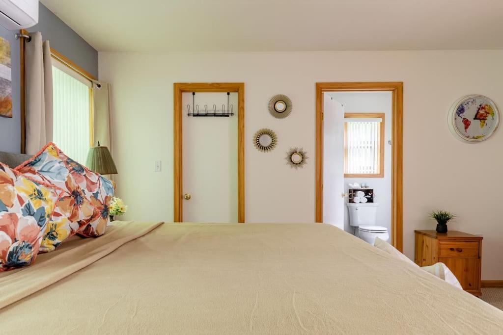 Nature Escape Resort: Lakeside Retreat With Private Deck And Hot Tub *