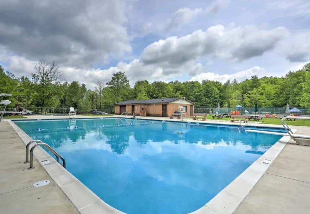 Chalet Nature Escape Resort: Lakeside Retreat With Private Deck And Hot Tub Thornhurst