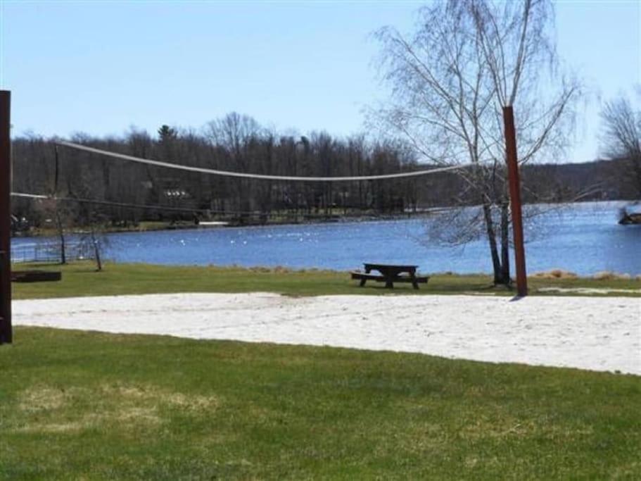 Chalet Nature Escape Resort: Lakeside Retreat With Private Deck And Hot Tub