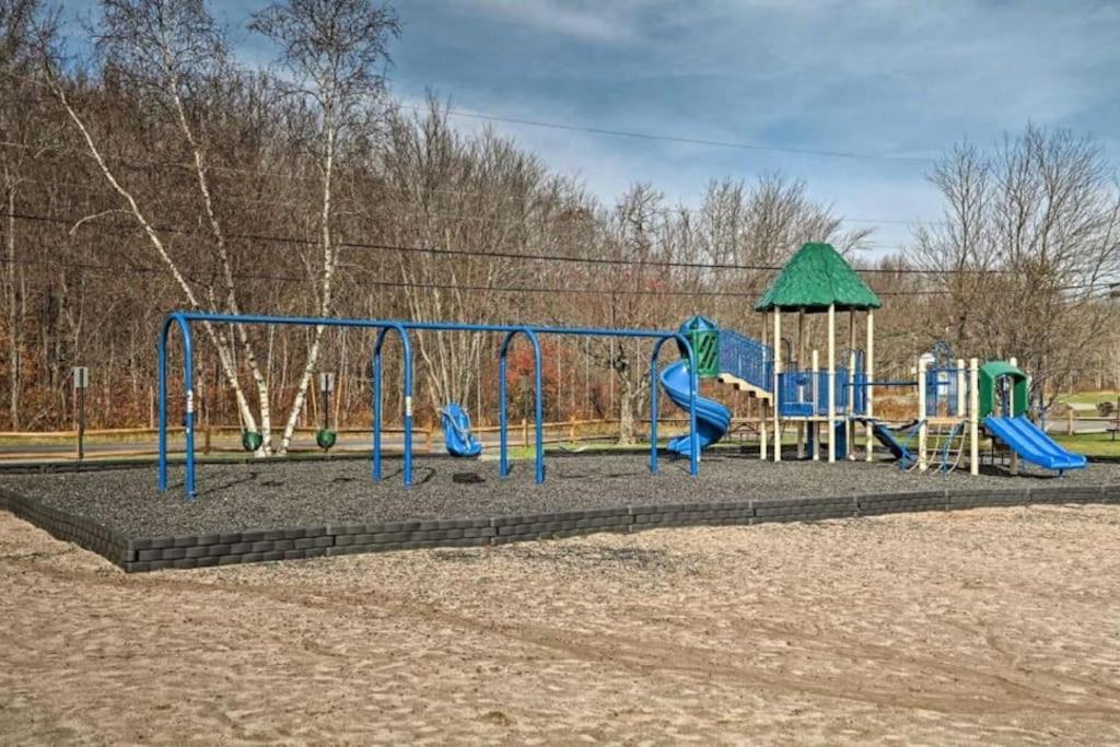 Chalet Nature Escape Resort: Lakeside Retreat With Private Deck And Hot Tub Thornhurst