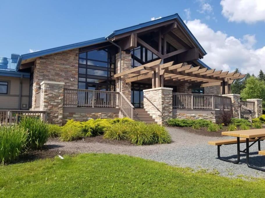 Nature Escape Resort: Lakeside Retreat With Private Deck And Hot Tub Thornhurst
