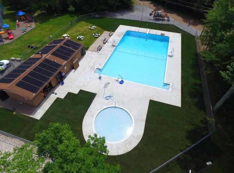 Nature Escape Resort: Lakeside Retreat With Private Deck And Hot Tub Chalet Thornhurst