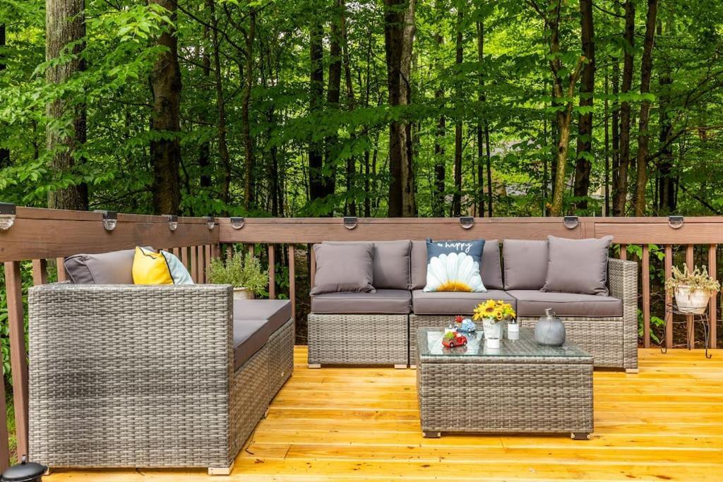 Nature Escape Resort: Lakeside Retreat With Private Deck And Hot Tub