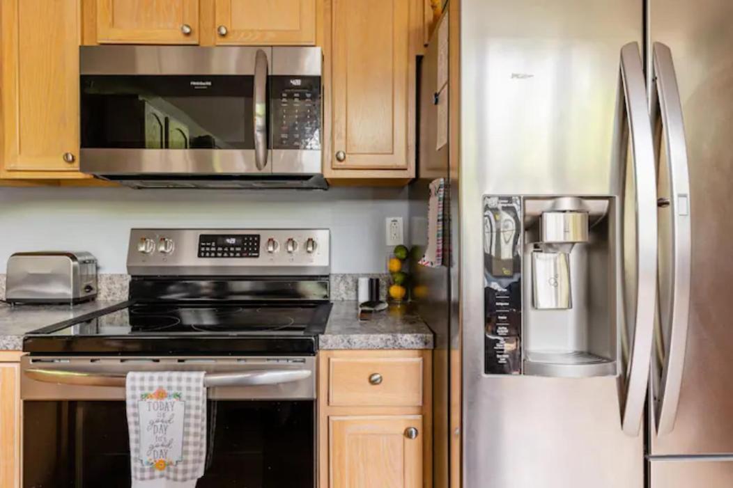 Chalet Nature Escape Resort: Lakeside Retreat With Private Deck And Hot Tub Thornhurst