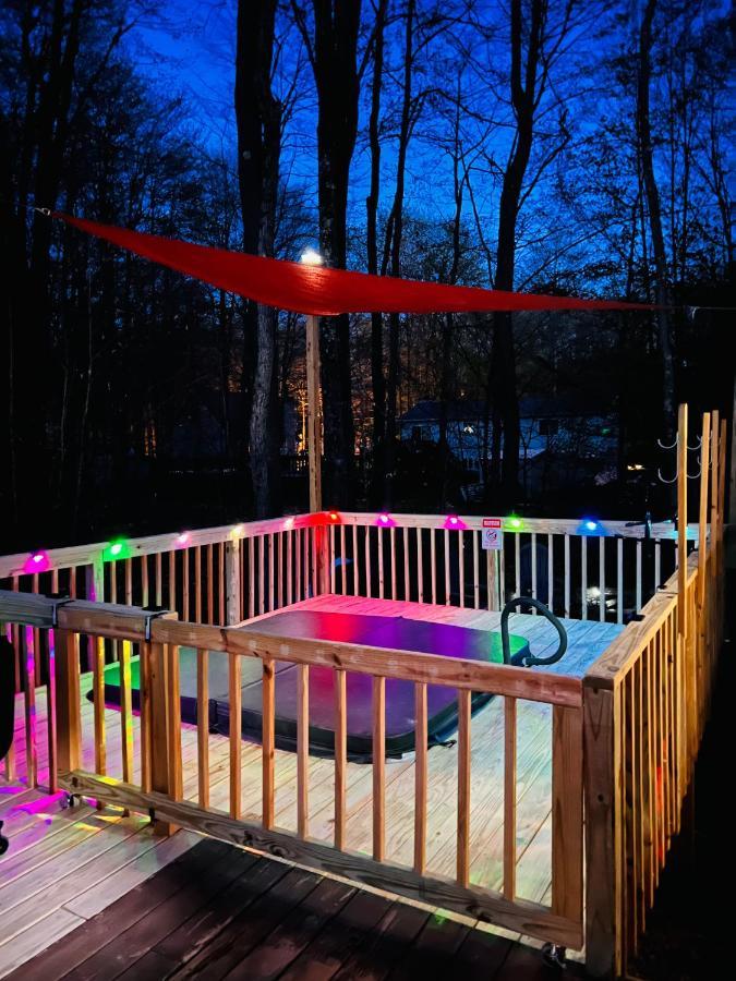 Chalet Nature Escape Resort: Lakeside Retreat With Private Deck And Hot Tub *