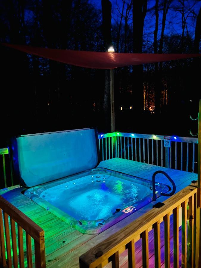 Chalet Nature Escape Resort: Lakeside Retreat With Private Deck And Hot Tub