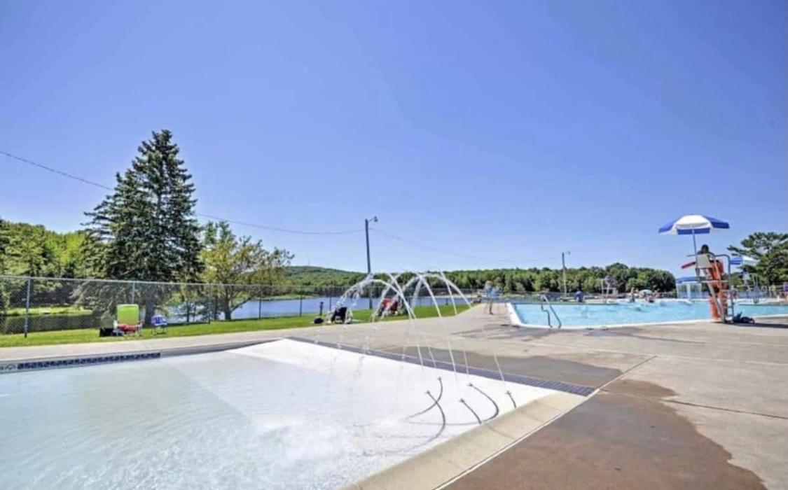 Nature Escape Resort: Lakeside Retreat With Private Deck And Hot Tub Thornhurst