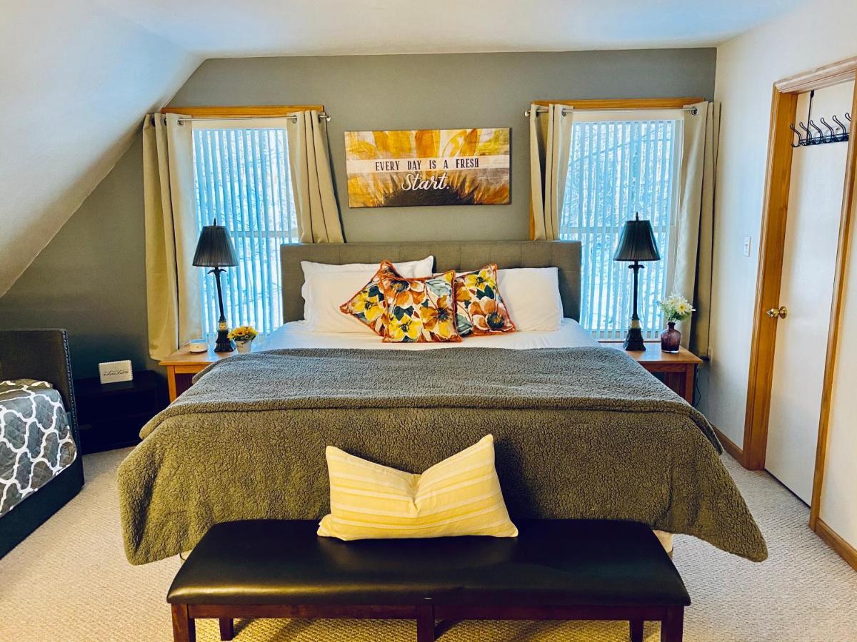 Chalet Nature Escape Resort: Lakeside Retreat With Private Deck And Hot Tub Thornhurst
