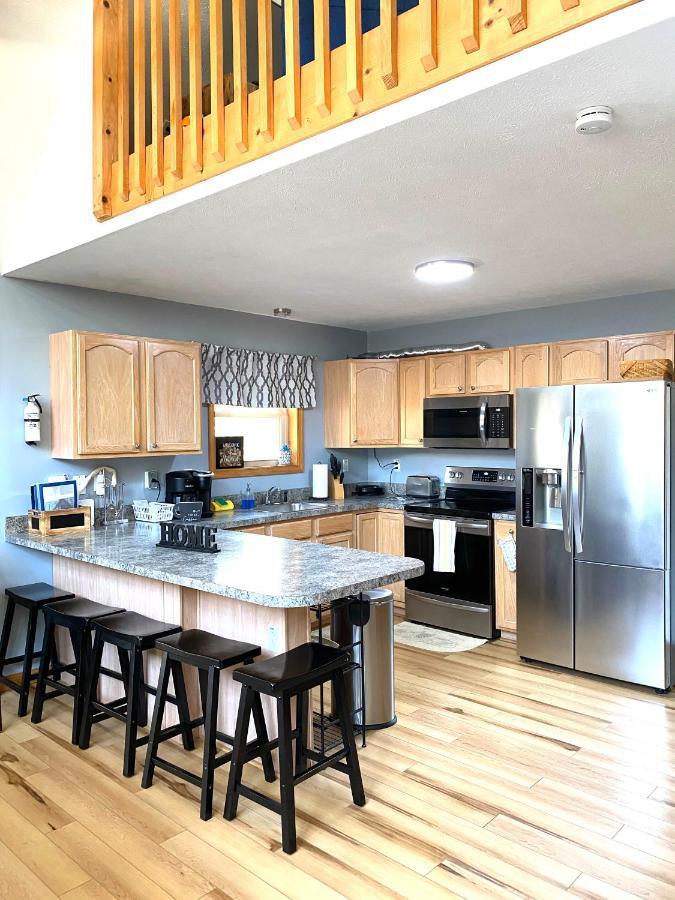 Nature Escape Resort: Lakeside Retreat With Private Deck And Hot Tub Chalet Thornhurst
