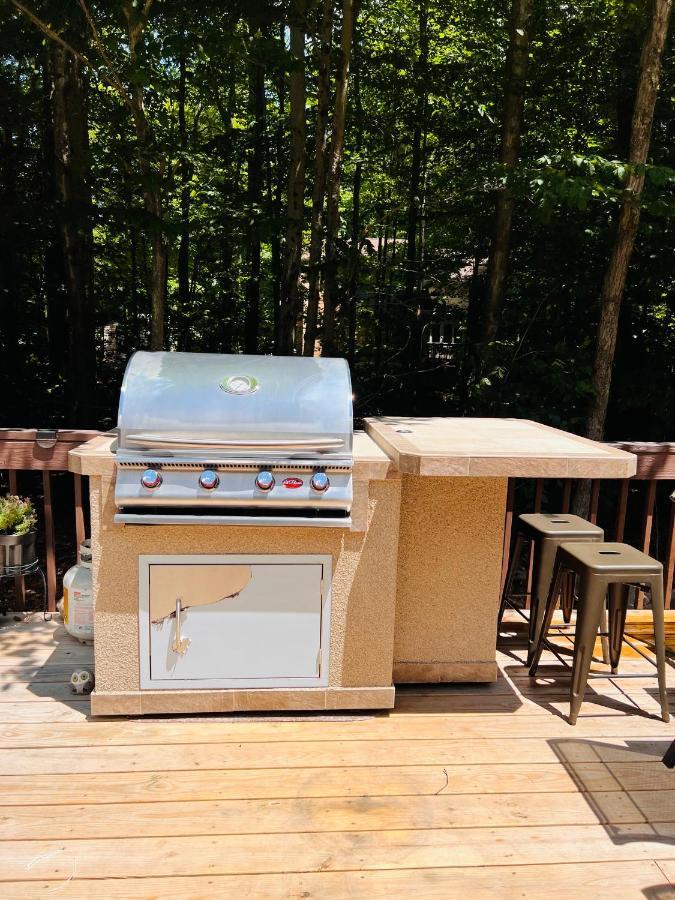 Chalet Nature Escape Resort: Lakeside Retreat With Private Deck And Hot Tub