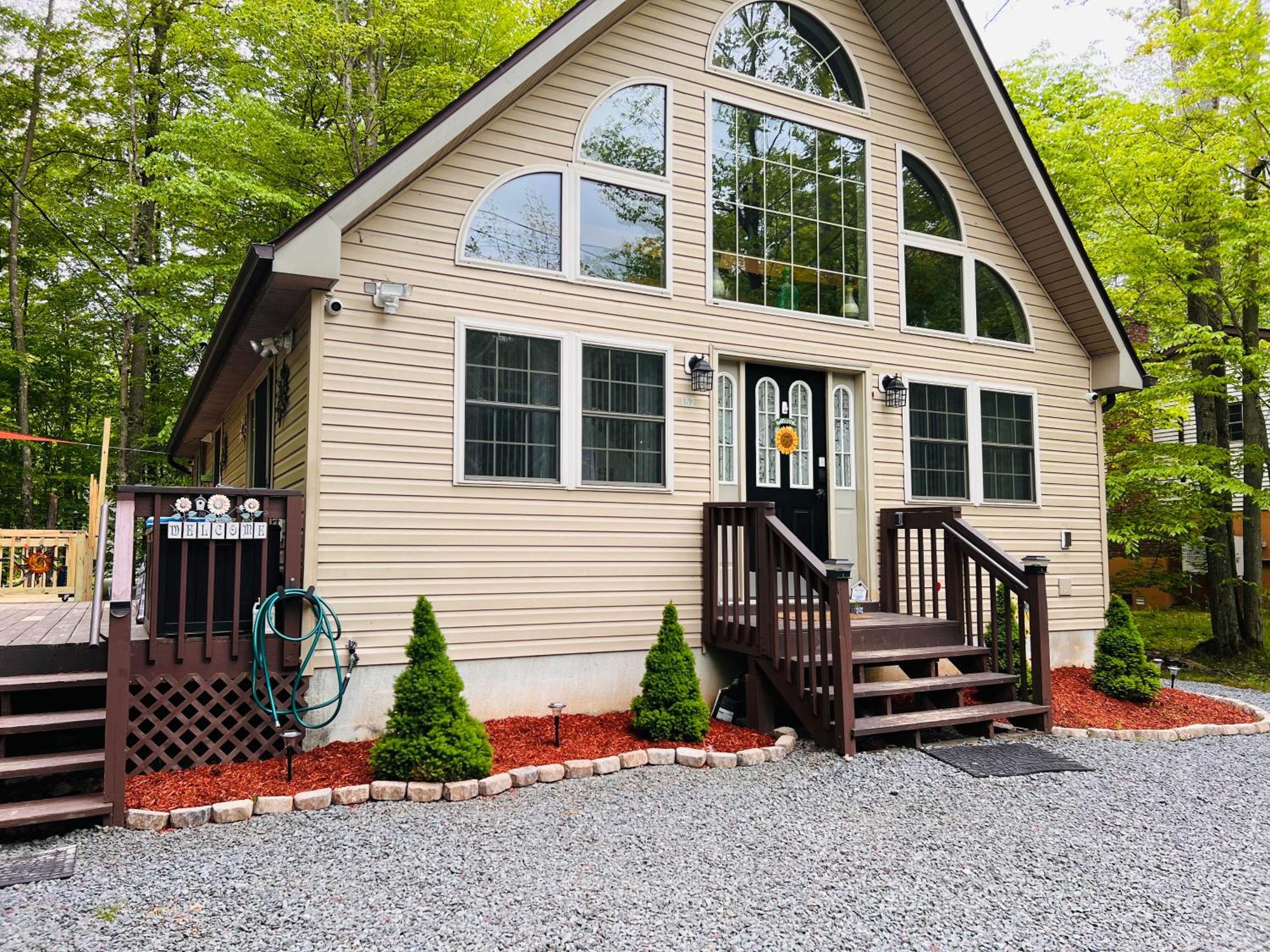 Nature Escape Resort: Lakeside Retreat With Private Deck And Hot Tub Chalet Thornhurst
