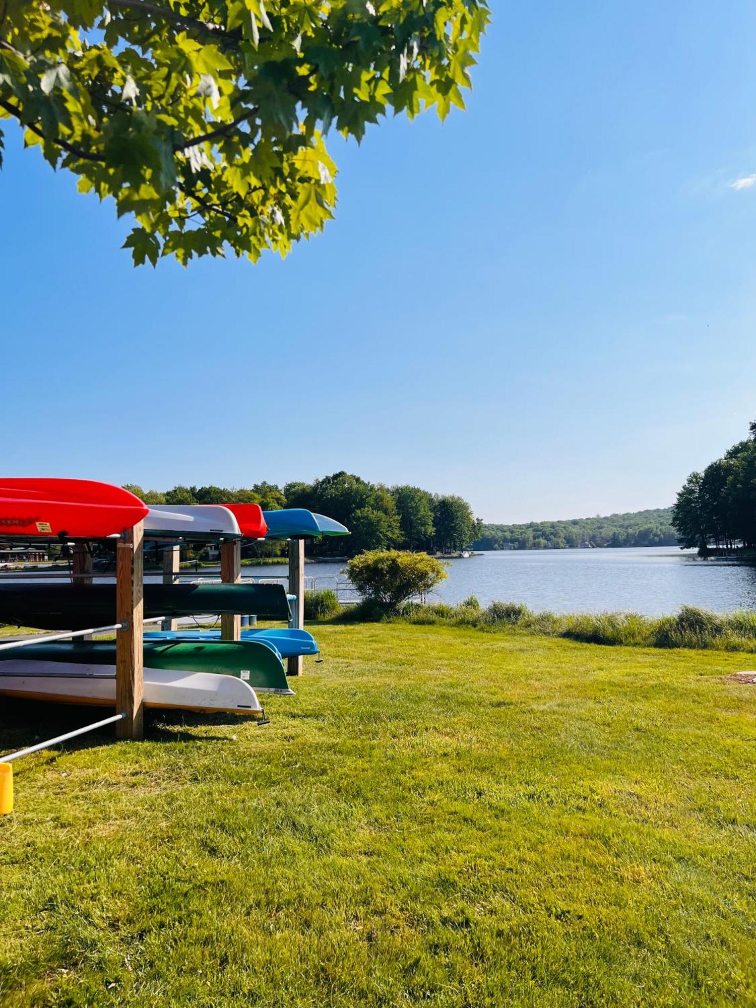Chalet Nature Escape Resort: Lakeside Retreat With Private Deck And Hot Tub Thornhurst